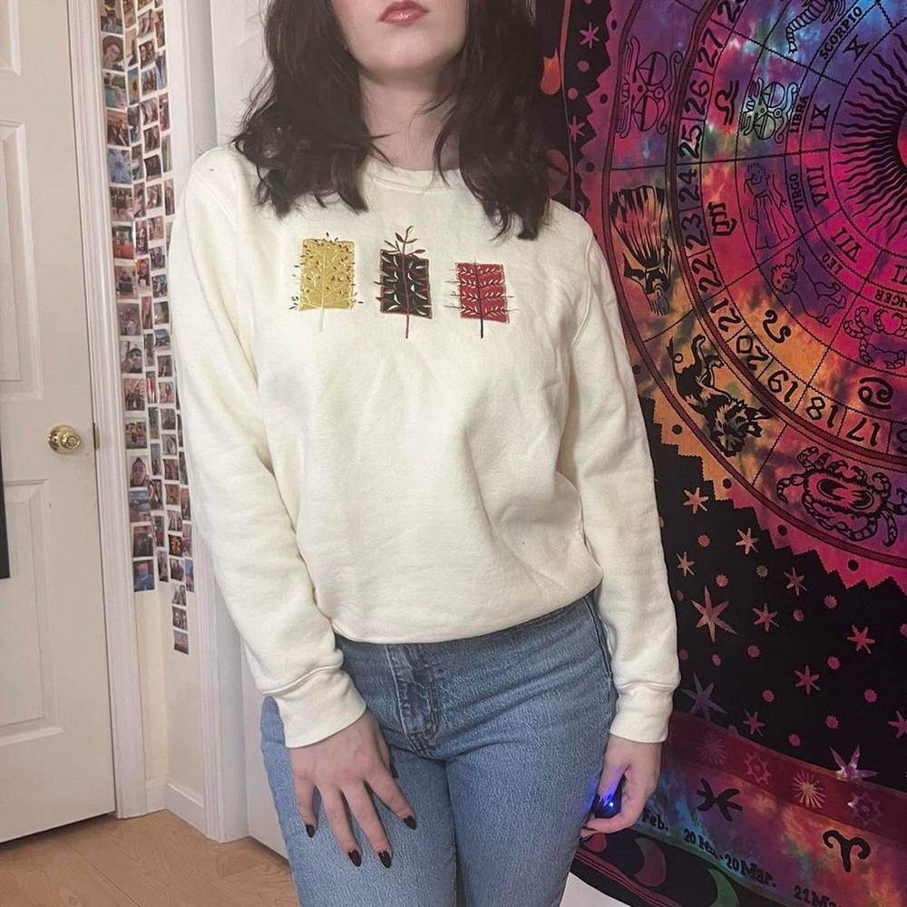 Soft Cream Patchwork Sweatshirt Crewneck with Embroidered Tree and Plant Design